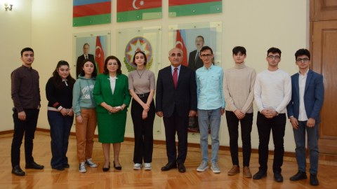 Rektor Prezident təqaüdçüləri ilə görüşüb - FOTOLAR