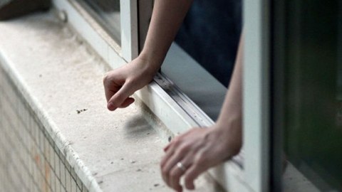 İki uşaq anası özünü binadan atdı