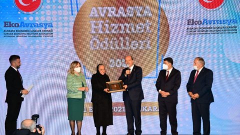 Kıbrısın prezidenti Polad Həşimovun anasına ödül verdi  