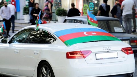 “Şəxsi maşınların şüşəsinə bayraq vurula bilməz!” - Polisdən XƏBƏRDARLIQ