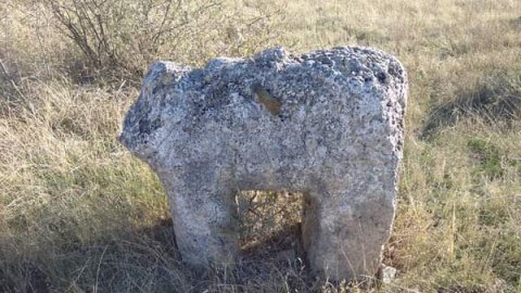 Laçında qəbirüstü at fiqurları tapıldı