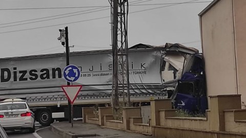 Bakıda TIR ağır qəza törətdi - VİDEO