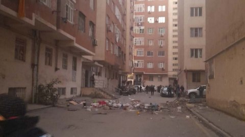 Əşyaları balkondan atan qadın polisə ÇAĞIRILDI