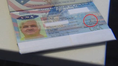 Nə kişi, nə də qadın olmayan şəxsə pasport verildi - FOTO