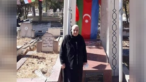 Polad Həşimovun anası Rəsulzadənin məzarını ziyarət etdi - FOTOLAR  