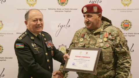 İki müharibədən olan nəsillər görüşdü
