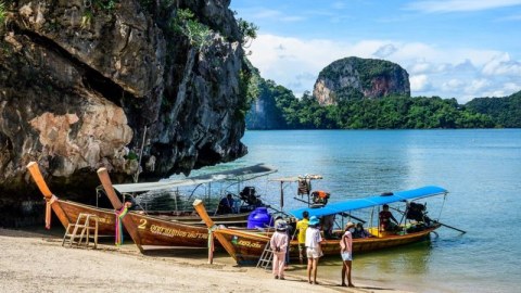 Tayland turistlərə qapılarını açır