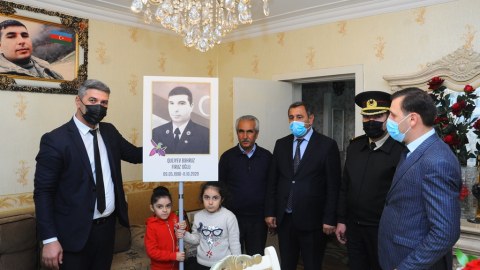Şəhidlərin portretləri ailələrinə təqdim edilib