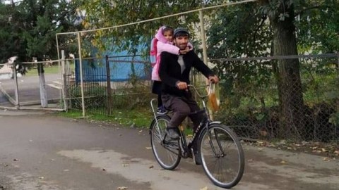 Qızını velosipedlə dərsə aparan ata: zibillikdən dəmir toplamaqla çörəkpulu qazanır