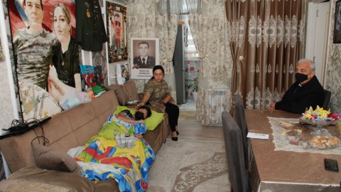Səttar Möhbalıyev şəhid ailəsilə - FOTO