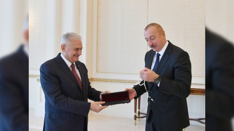 Binəli Yıldırım İlham Əliyevə təsbeh bağışladı - YENİLƏNİB