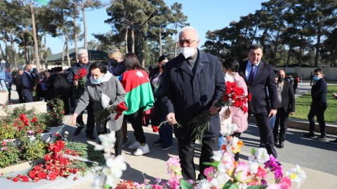 Ağsaqqallar Şəhidlər Xiyabanında - FOTOLAR 