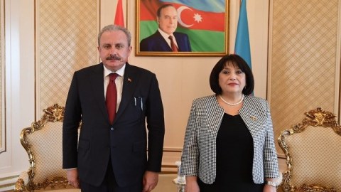 Mustafa Şentop Sahibə Qafarovanı təbrik etdi 
