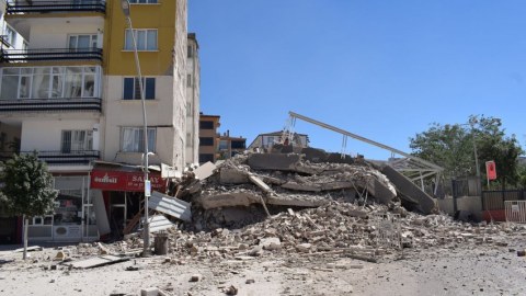 Malatyada çökən binanın altından daha 2 nəfər çıxarıldı - YENİLƏNİB