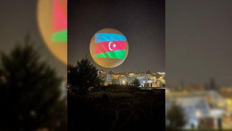 Bayrağımız təsvir olunmuş 600 şar havada - FOTO