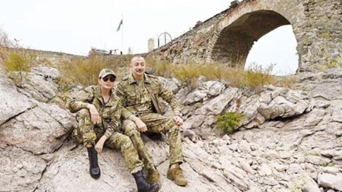Bir şəhərə bir qadının toxunuşu...