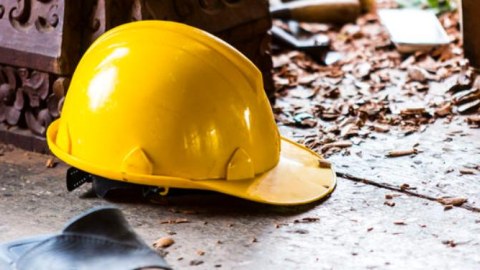 Fəhlə betonun altında qaldı