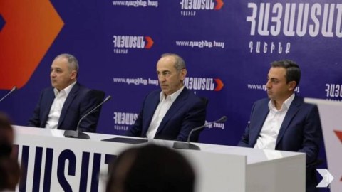 Koçaryan Paşinyanı istefaya çağırdı