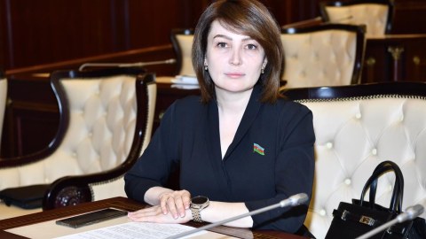 Deputat parlamentdə kənd məktəblərinin problemlərini qaldırdı