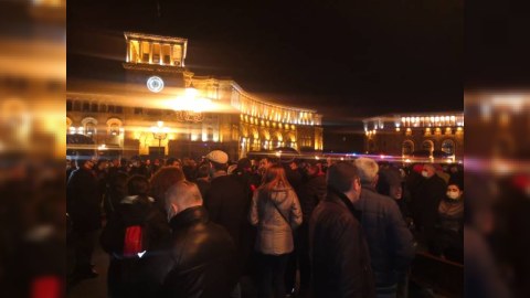 İrəvanda Paşinyanın istefası tələbilə MİTİNQ