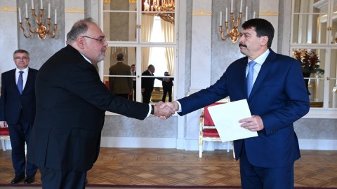 Səfir etimadnaməsini Prezidentə təqdim etdi