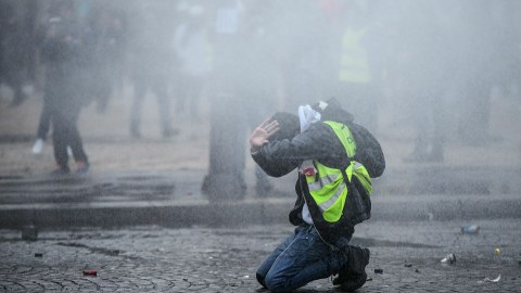Parisdə etiraz aksiyası - Yaralılar var