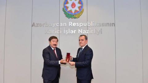 Ceyhun Bayramova TÜRKSOY-un xatirə nişanı verildi