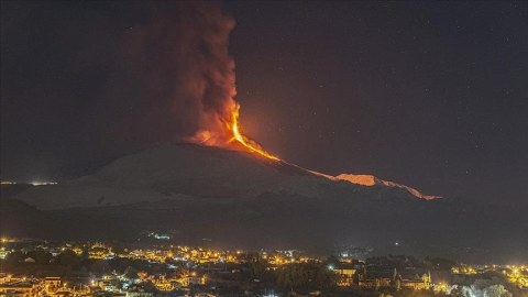 İtaliyada vulkana görə sakinlər təxliyə edilir