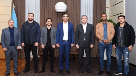 Fərid Qayıbov medal qazanmış boksçularla görüşdü
