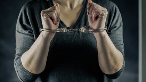 Keçmiş polisin qızı məhkəmə zalında HƏBS OLUNDU