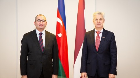 Azərbaycanlı səfir Latviyanın müdafiə naziri ilə müzakirə apardı