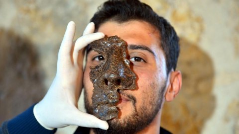 Roma əsgərinə aid 1800 illik dəmir maska tapıldı