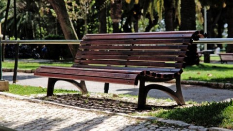 Parkdan oturacaq oğurlandı
