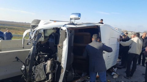 Kürdəmirdə mikroavtobus aşıb - Yaralananlar var