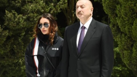 Prezident və birinci xanım helikopter qəzasında həlak olanların ailələrinə başsağlığı verdi