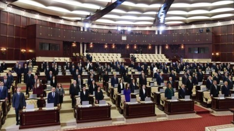 Parlamentdə Şəhidlərin xatirəsi yad edilib