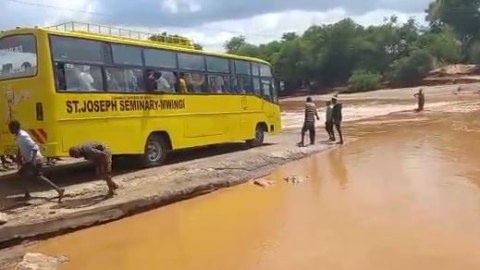 Keniyada avtobus çaya düşdü - 23 ölü 