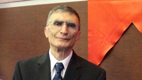Nobel mükafatçısı Azərbaycanda brifinq KEÇİRƏCƏK