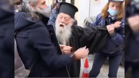Papanı təhqir edən keşiş həbs edildi