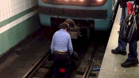 Bakı metrosunda həyəcanlı anlar - Sərnişin qatar yoluna düşdü
