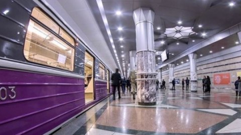 Metroda 20 yaşlı gənc özünü yandırmaq istədi