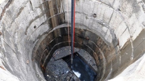 5 metr dərinliyi olan çuxura düşdü - Sağ qaldı