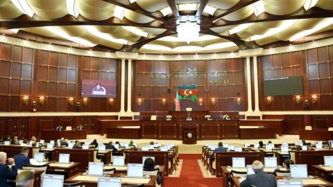 2021 parlament jurnalistlərinin DƏYƏRLƏNDİRMƏSİNDƏ: Aktiv spikerin fonunda “tarixə düşən”, “pul istəyən” deputatlar