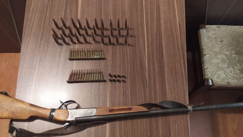 Vətəndaş tüfəngini polisə təhvil verdi
