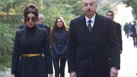 Prezident ümummilli liderin məzarını ziyarət etdi