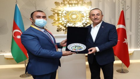 Çavuşoğlu Dubayda Azərbaycan məhsulları ilə tanış oldu
