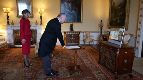 Elin Süleymanov etimadnaməsini Kraliçaya təqdim etdi