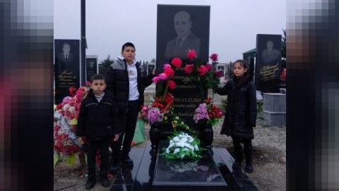 Övladları jurnalist Rəşad Süleymanovun məzarına GETDİLƏR - FOTO