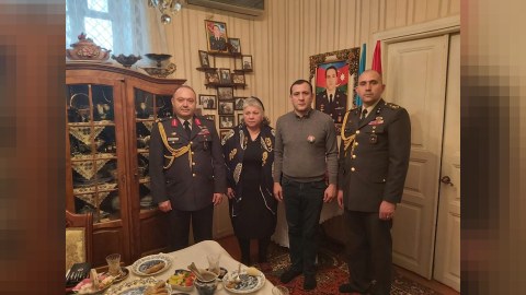 Türkiyəli general azərbaycanlı şəhid anasını ziyarət etdi