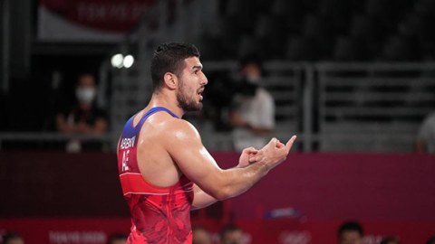 Güləşçimiz erməniyə qalib gələrək Fransa çempionu oldu